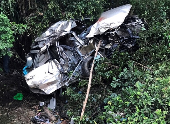 Hien truong vu tau hoa tong xe Innova lam 4 nguoi chet o Binh Dinh hinh anh 2