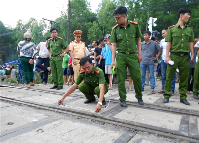 Hien truong vu tau hoa tong xe Innova lam 4 nguoi chet o Binh Dinh hinh anh 4