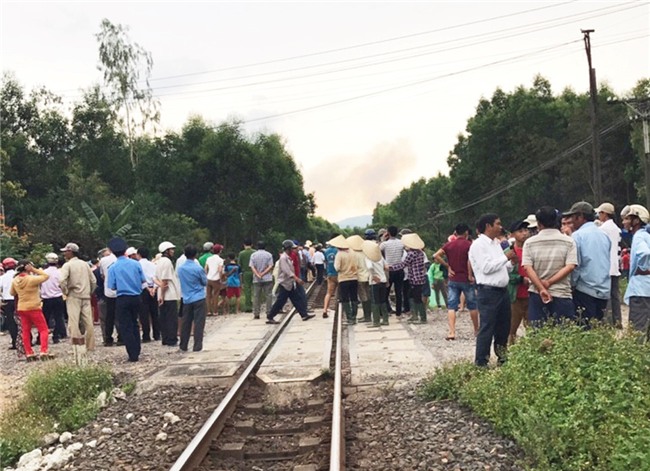 Hien truong vu tau hoa tong xe Innova lam 4 nguoi chet o Binh Dinh hinh anh 5