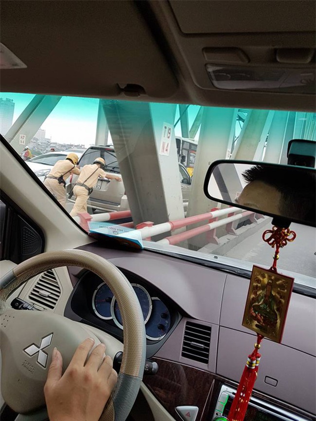 Hai chiến sĩ CSGT gồng mình đẩy xe, hình ảnh khiến cả dòng người mỉm cười - Ảnh 1.