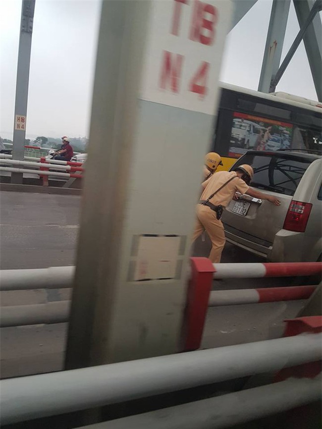 Hai chiến sĩ CSGT gồng mình đẩy xe, hình ảnh khiến cả dòng người mỉm cười - Ảnh 2.