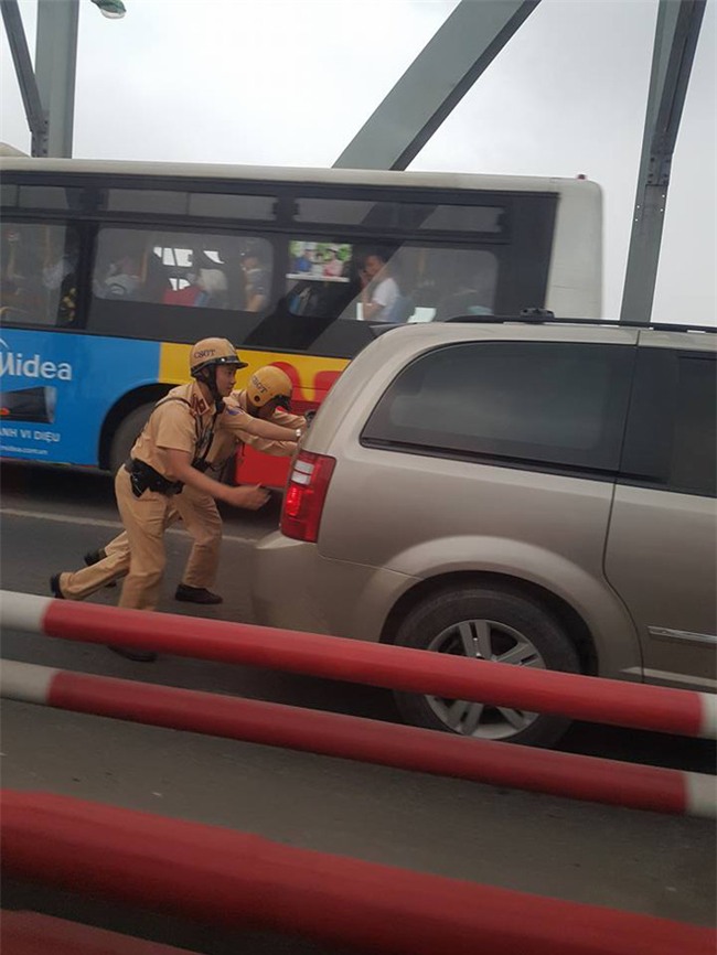 Hai chiến sĩ CSGT gồng mình đẩy xe, hình ảnh khiến cả dòng người mỉm cười - Ảnh 3.