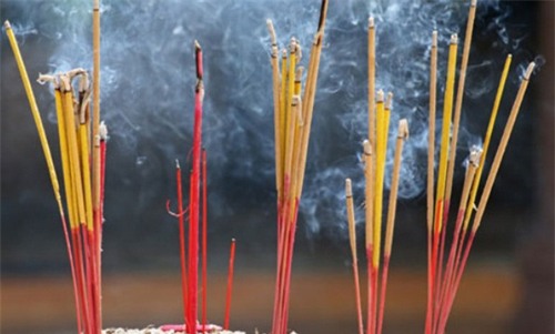 nhung sai lam trong cach cung ngay ram, mung 1 khien van xui ap den - 3