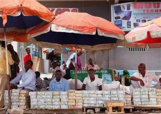 Quốc gia nghèo đến mức người dân chẳng có gì ngoài tiền, đành phải bán tiền để kiếm sống - Ảnh 14.