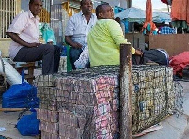 Quốc gia nghèo đến mức người dân chẳng có gì ngoài tiền, đành phải bán tiền để kiếm sống - Ảnh 15.