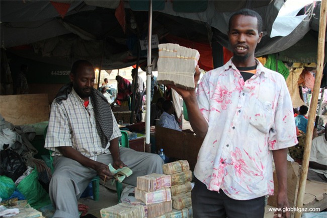 Quốc gia nghèo đến mức người dân chẳng có gì ngoài tiền, đành phải bán tiền để kiếm sống - Ảnh 4.