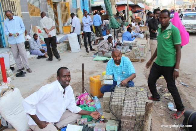 Quốc gia nghèo đến mức người dân chẳng có gì ngoài tiền, đành phải bán tiền để kiếm sống - Ảnh 8.