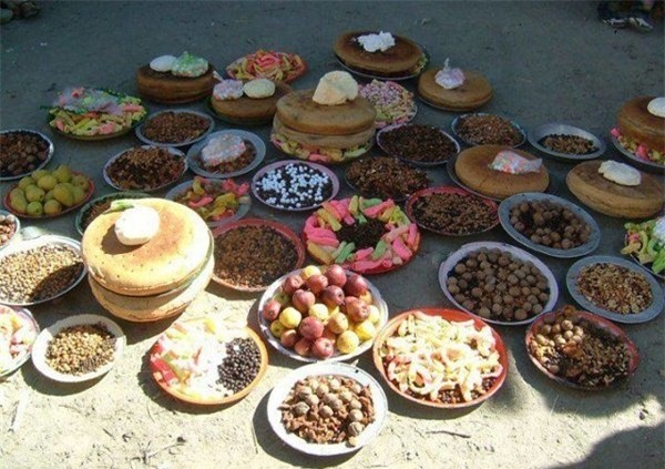 Bũa ăn thanh đạm chủ yếu là các loại hạt, rau quả và bánh từ bột chưa tinh chế