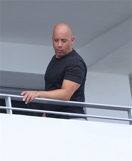 Anh vội mặc áo khi phát hiện các tay săn ảnh đang chụp hình.