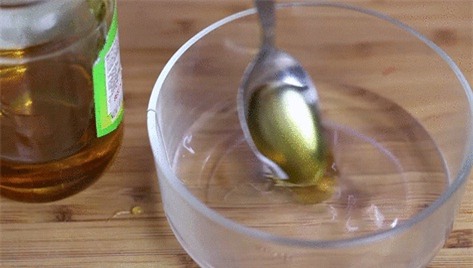 Mật ong cùng nước ấm là giải pháp hữu hiệu cho làn da khô