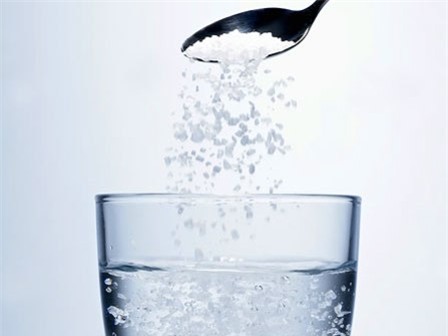 
Muối và nước ấm có tác dụng giảm nhờn, trị mụn
