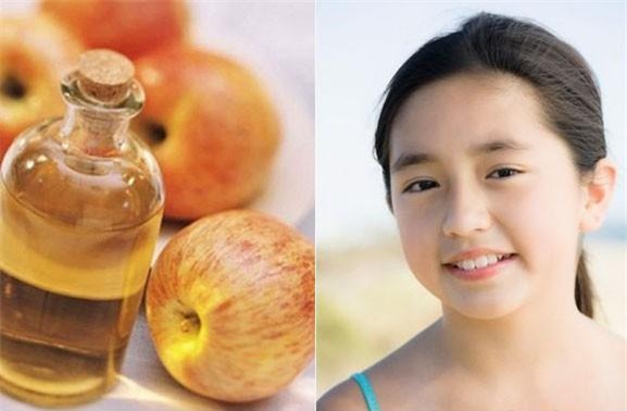 Rửa mặt bằng nước ấm và giấm táo đều đặn sẽ cải thiện được làn da xám xịt