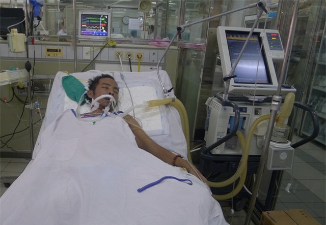Ban đầu chỉ là biểu hiện sốt, cảm cúm thông thường nhưng anh Trung vẫn gắng đi làm để có tiền giúp bố đang nằm điều trị ở bệnh viện tuyến tỉnh vì tai nạn.