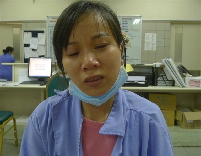 Chị Dung đau đớn, kiệt quệ vì không vay được tiếp tiền để cứu chồng.