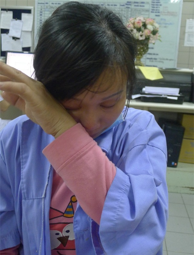 Chị Dung lo sợ chồng không thể sống vì chị không vay ai được tiền chữa tiếp.