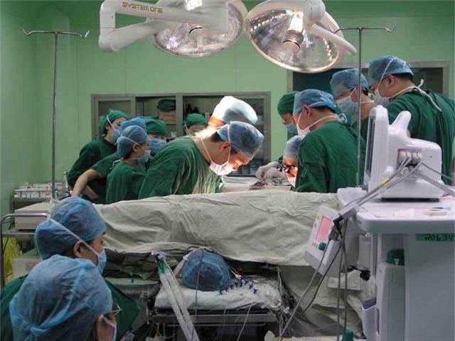 Bé trai 7 tuổi đột ngột đau bụng, người lớn không để ý, vài tiếng sau bi kịch xảy ra - Ảnh 3.