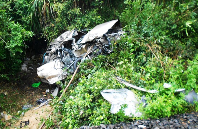 '6 nguoi ket trong xe Innova qua thuong tam' hinh anh 1