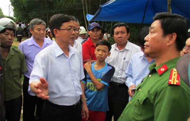 '6 nguoi ket trong xe Innova qua thuong tam' hinh anh 2