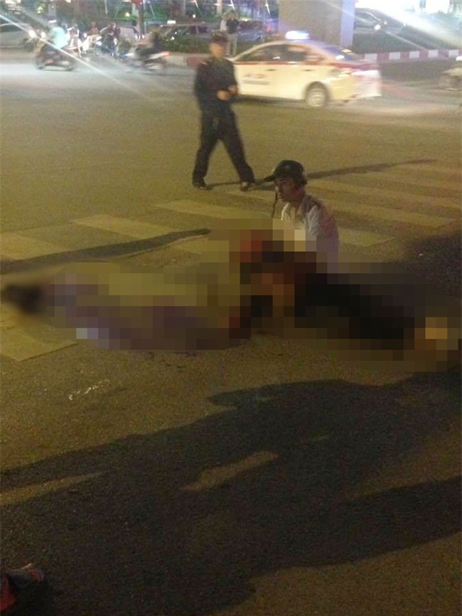 Hà Nội: Nam thanh niên chết lặng ôm thi thể bạn gái bị xe tải cán chết thương tâm - Ảnh 1.