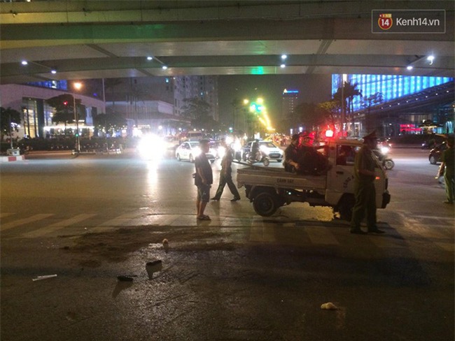 Hà Nội: Nam thanh niên chết lặng ôm thi thể bạn gái bị xe tải cán chết thương tâm - Ảnh 3.