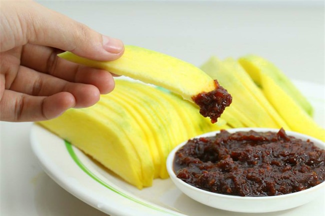 Đã vào mùa xoài, chỉ cần chén mắm ruốc ngon thế này thì nghĩ đến thôi đã chảy nước miếng - Ảnh 1.