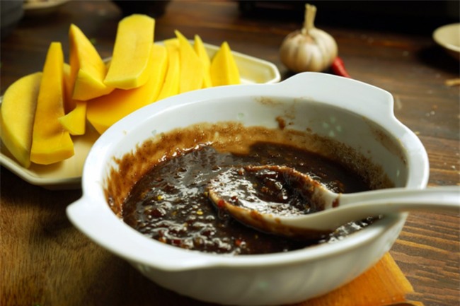 Đã vào mùa xoài, chỉ cần chén mắm ruốc ngon thế này thì nghĩ đến thôi đã chảy nước miếng - Ảnh 5.