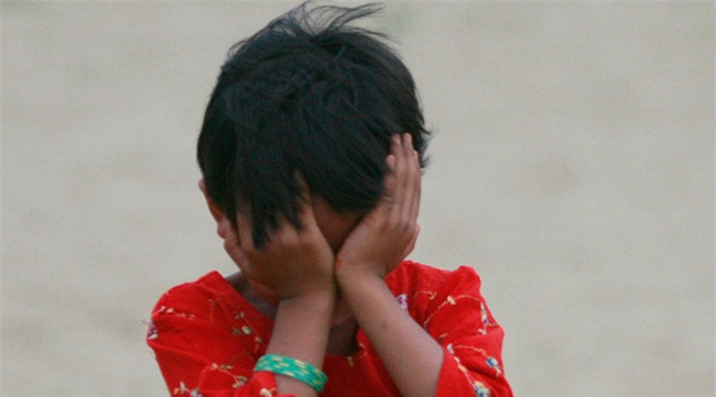 Đức: Bố nhẫn tâm cưỡng bức con gái 2 tuổi rồi livestream lên trang web đen - Ảnh 1.