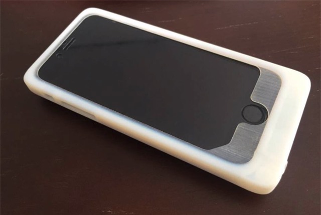 Một nguyên mẫu của ốp lưng Otomos. (Ảnh: Mashable)