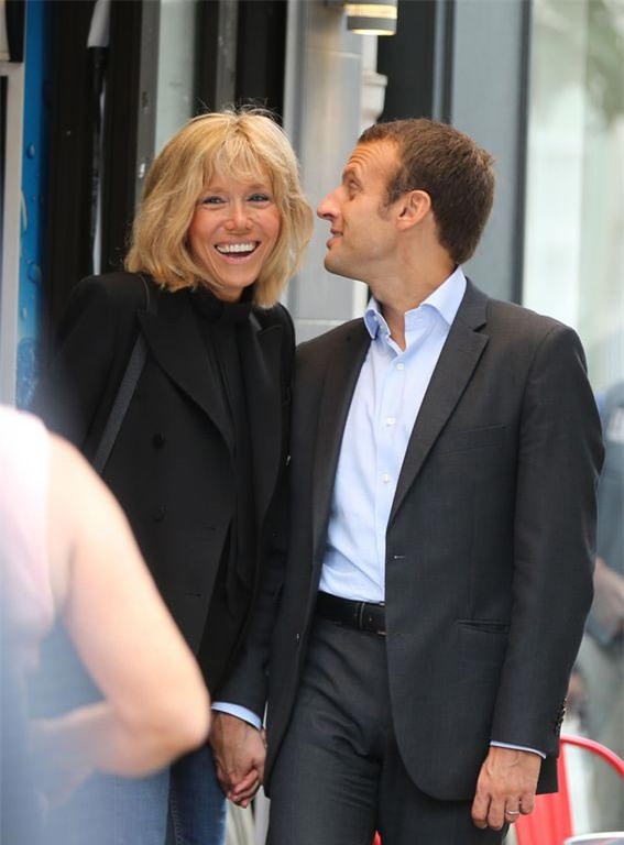 Những bức ảnh tình tứ của vợ chồng ứng viên tổng thống Pháp - Ảnh 9.