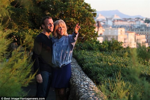 Những bức ảnh tình tứ của vợ chồng ứng viên tổng thống Pháp - Ảnh 12.