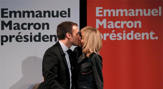 Những bức ảnh tình tứ của vợ chồng ứng viên tổng thống Pháp - Ảnh 7.