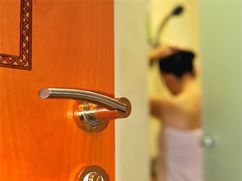 thich nhin trom nguoi khac tam la benh gi? - 1