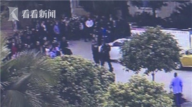 Yêu quá hóa hận, gã bạn trai cũ dùng dao đâm 13 nhát vào người nữ y tá trẻ trong bệnh viện - Ảnh 3.