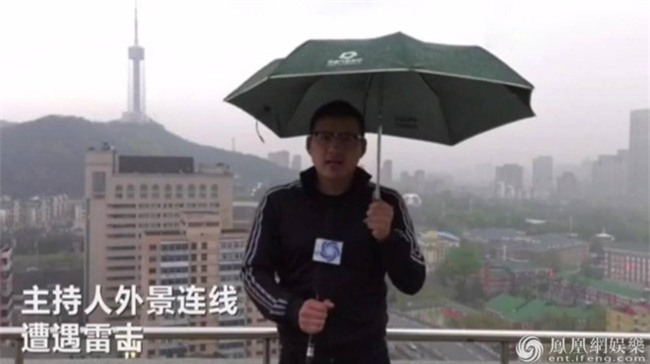 MC Trung Quốc bị sét đánh khi dẫn trực tiếp ngoài trời mưa - Ảnh 1.