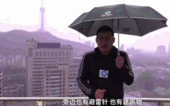MC Trung Quốc bị sét đánh khi dẫn trực tiếp ngoài trời mưa - Ảnh 2.