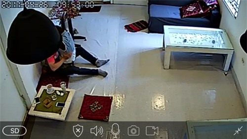 cap doi chot cua quan ca phe than nhien lam "chuyen ay" mac cho nhan vien go cua - 1