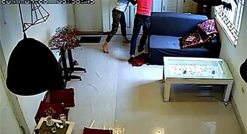 cap doi chot cua quan ca phe than nhien lam "chuyen ay" mac cho nhan vien go cua - 2