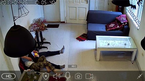 cap doi chot cua quan ca phe than nhien lam "chuyen ay" mac cho nhan vien go cua - 5