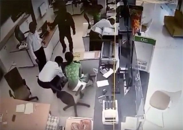 Vu cuop nha bang o Tra Vinh: Ke bit mat lay 1,6 ty va gan 36.000 USD hinh anh 1