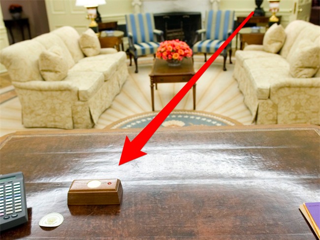 Công dụng của chiếc nút đỏ trên bàn làm việc của Tổng thống Donald Trump - Ảnh 1.