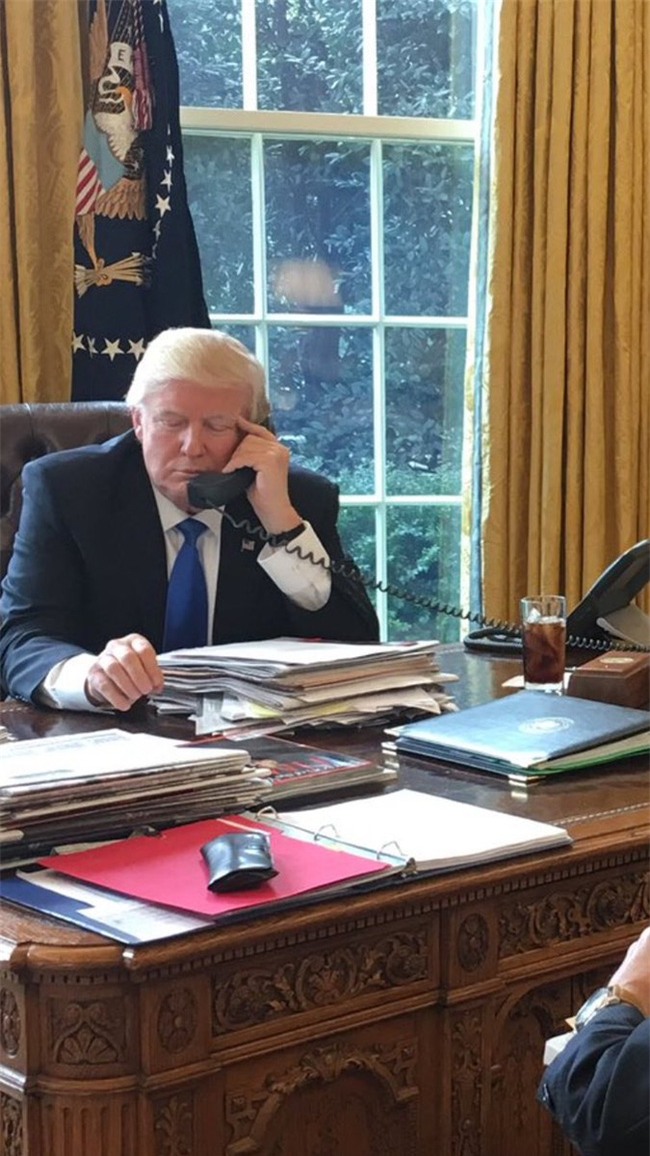 Công dụng của chiếc nút đỏ trên bàn làm việc của Tổng thống Donald Trump - Ảnh 3.