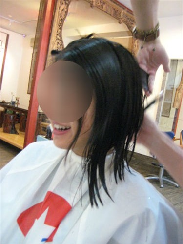 Sau 7 năm yêu, cô gái gượng cười đi cắt tóc, trang điểm lộng lẫy để dự đám cưới người yêu cũ - Ảnh 1.