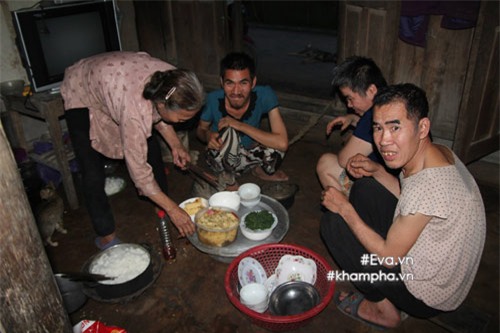 roi nuoc mat nguoi me muon 6 con an mot bua no roi cung nhau chet bang thuoc doc - 9