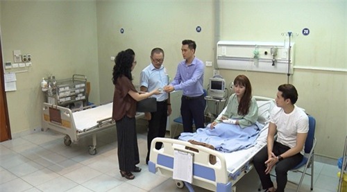 viet anh chay tu "nguoi phan xu" sang "song chung voi me chong" de lam gi? - 2