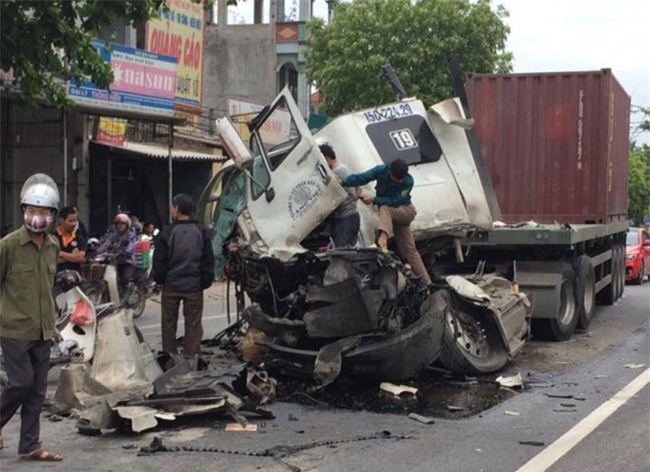 Tai xe thoat chet du xe container bi nat dau hinh anh 1