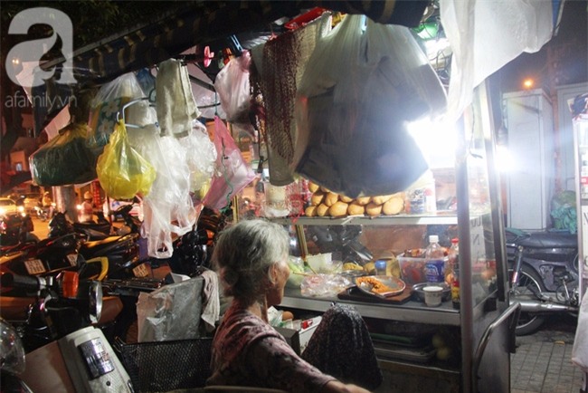 Có 8 con nhưng vẫn neo đơn, cụ bà 88 tuổi ôm xe bánh mì, ngủ lề đường giữa Sài Gòn hoa lệ - Ảnh 10.
