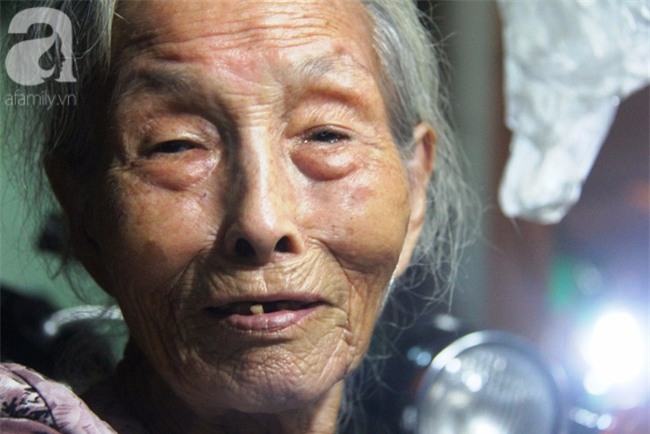 Có 8 con nhưng vẫn neo đơn, cụ bà 88 tuổi ôm xe bánh mì, ngủ lề đường giữa Sài Gòn hoa lệ - Ảnh 2.