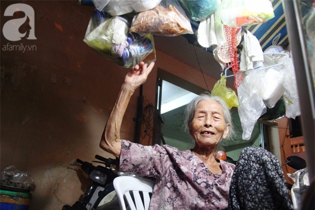 Có 8 con nhưng vẫn neo đơn, cụ bà 88 tuổi ôm xe bánh mì, ngủ lề đường giữa Sài Gòn hoa lệ - Ảnh 3.