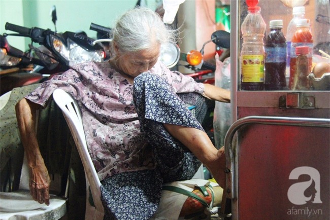 Có 8 con nhưng vẫn neo đơn, cụ bà 88 tuổi ôm xe bánh mì, ngủ lề đường giữa Sài Gòn hoa lệ - Ảnh 4.