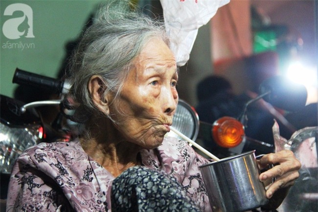 Có 8 con nhưng vẫn neo đơn, cụ bà 88 tuổi ôm xe bánh mì, ngủ lề đường giữa Sài Gòn hoa lệ - Ảnh 5.